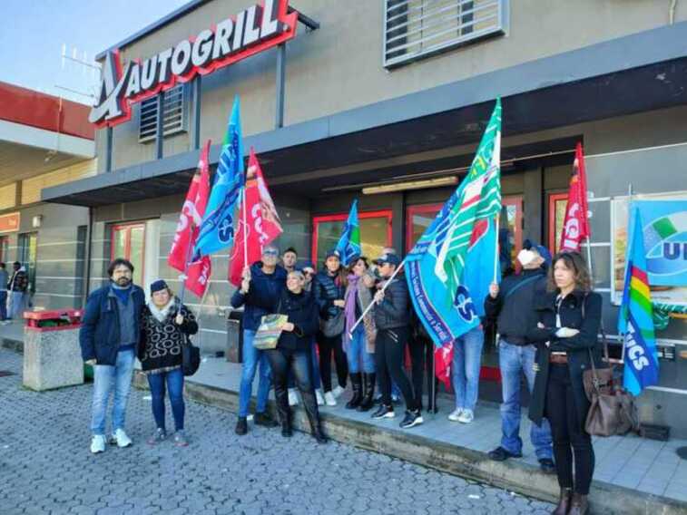 Per Anas le uscite del raccordo sono «abusive», chiude Autogrill a Potenza: protestano i dipendenti