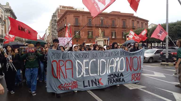 Studenti manifestano anche a Bari: chiedono «trasporti adeguati e sicurezza» – FOTO