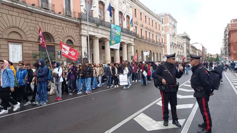 Galleria foto 'Studenti manifestano anche a Bari: chiedono «trasporti adeguati e sicurezza» – FOTO' - foto 6