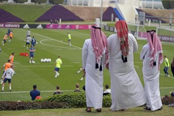 Galleria foto 'Qatar 2022, scambia thawb per accappatoi: tv tedesca ‘richiama’ commentatore' - foto 1