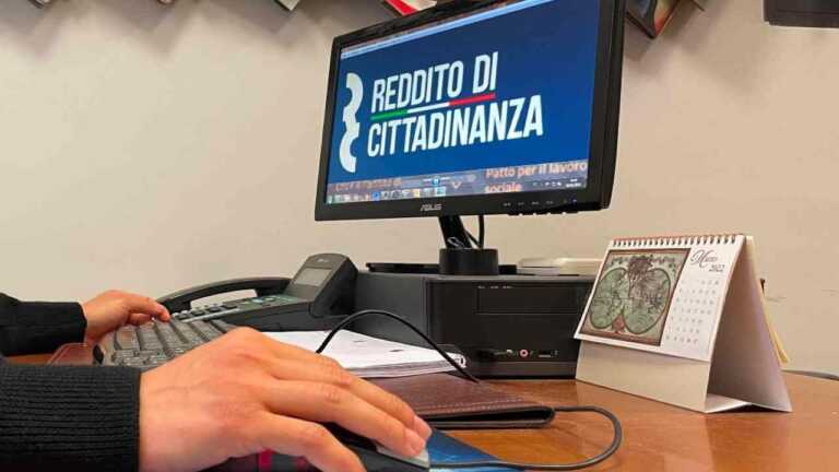 Reddito di cittadinanza intascato con false identità di migranti: perquisiti dipendenti delle Poste e Caf