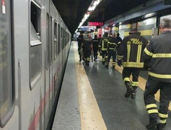 Galleria foto 'Roma, 19enne travolto su binari metro B: è gravissimo' - foto 1