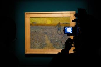 Roma, ambientalisti imbrattano quadro di Van Gogh Roma, ambientalisti imbrattano quadro di Van Gogh
