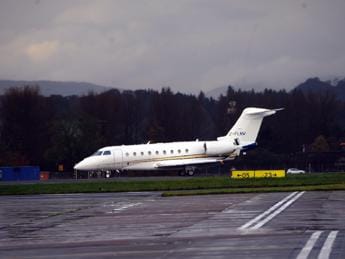 Galleria foto 'Roma, attivisti invadono terminal Ciampino e bloccano jet privati' - foto 1