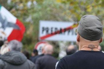 Galleria foto 'Saluto romano e ostentazione simboli fascisti a Predappio: 8 indagati' - foto 1