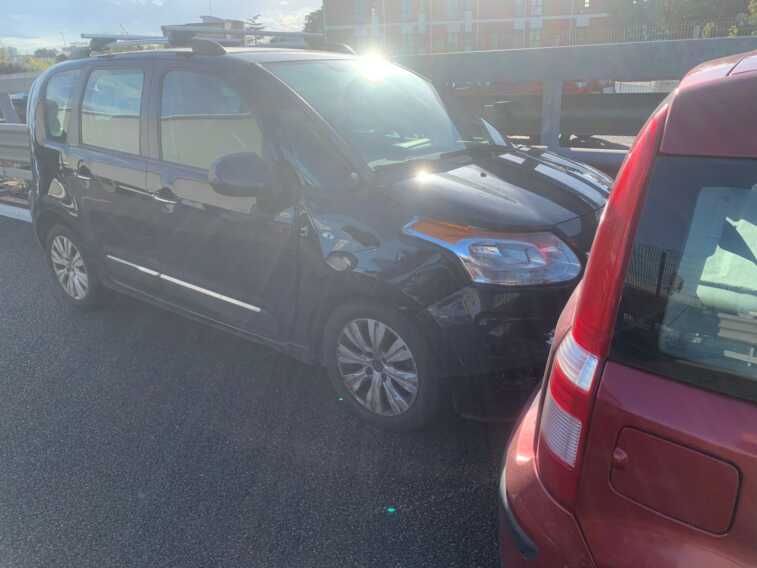 Galleria foto 'Bari, ha un malore e rischia di schiantarsi: salvataggio da film sulla tangenziale' - foto 1