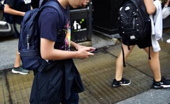 Galleria foto 'Scuola, ministro Valditara: “Via cellulari da classi durante lezioni”' - foto 1