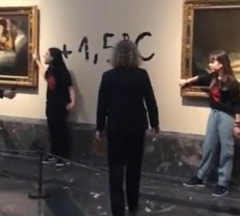 Galleria foto 'Spagna, ambientalisti si incollano a quadri di Goya – Video' - foto 1