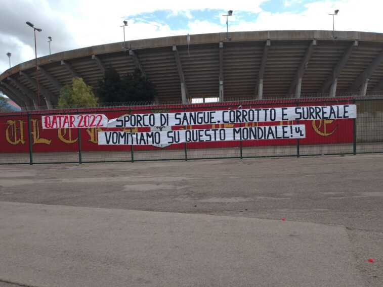 «Sporco di sangue e corrotto»: gli ultras leccesi contro il mondiale