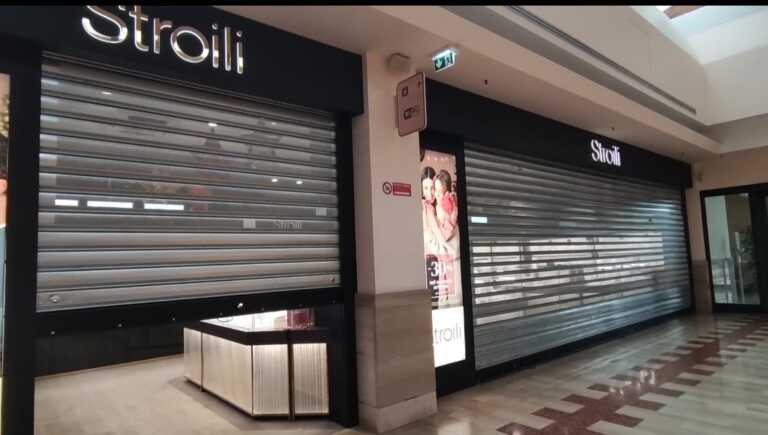 Surbo, armati di martello e pistole rapinano una gioielleria nel centro commerciale