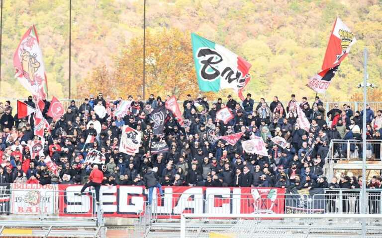 Tifosi baresi minacciati a Como: ecco come è scoppiato il caos