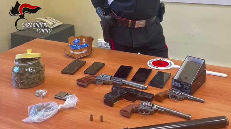 Galleria foto 'Torino, Cinque minorenni rapinano canapa light a corriere. Denunciati' - foto 1