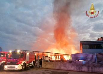 Galleria foto 'Torino, incendio all’alba in zona industriale di Villastellone' - foto 1