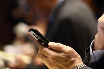 Galleria foto 'Tumore dopo uso prolungato cellulare, la sentenza: ha diritto a rendita' - foto 1