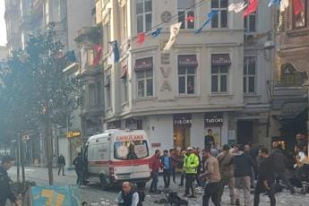 Galleria foto 'Turchia, esplosione nel centro di Istanbul: “Almeno 4 morti e 38 feriti” – Video' - foto 1