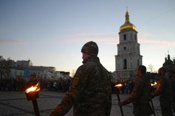 Galleria foto 'Ucraina, tornano luce e riscaldamento in quasi tutti i quartieri di Kiev' - foto 1