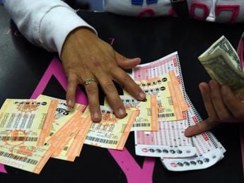 Galleria foto 'Usa, vinti oltre 2 miliardi di dollari: è il jackpot più alto della storia' - foto 1