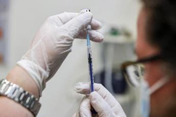 Galleria foto 'Vaccino Covid e quarta dose, Iss: efficacia pari al 92% in over 80' - foto 1