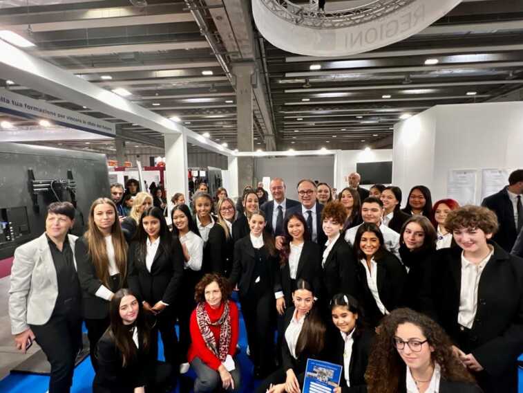 JOB&Orienta, il ministro Valditara visita lo stand della Puglia: «Regione all’avanguardia sulla formazione»