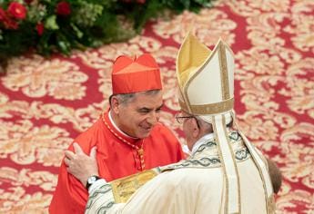 Galleria foto 'Vaticano, Becciu registra di nascosto Papa sofferente: ecco l’audio choc' - foto 1