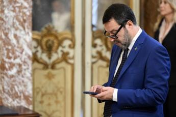 Galleria foto 'Via cellulare ai bulli, plauso di Salvini a proposta. Ma per i social “servono i lavori forzati”' - foto 1