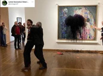 Galleria foto 'Vienna, attivisti lanciano liquido nero su quadro Klimt – Video' - foto 1