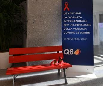 Galleria foto 'Violenza su donne, Q8 mette panchina rossa nella sede di Roma ‘per dire basta’' - foto 1