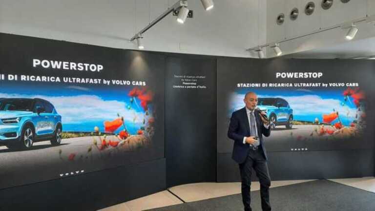 Galleria foto 'Volvo inaugura a Bari la colonna per la ricarica ultrafast di auto elettriche' - foto 1
