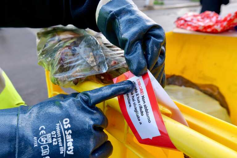 Raccolta differenziata, a Bari arrivano le fascette colorate per valutare il corretto conferimento