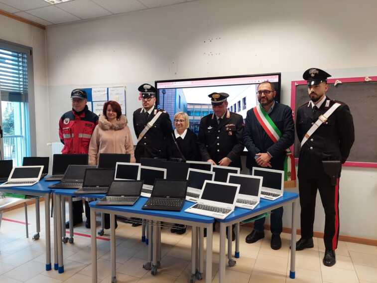 Restituiti a una scuola Reggiana 21 notebook: furono rubati nel 2018 da due cerignolani