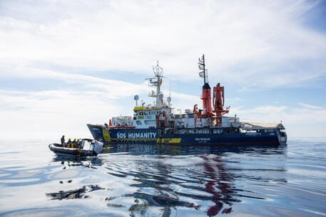 Migranti: Humanity 1, viaggia verso il porto di Bari