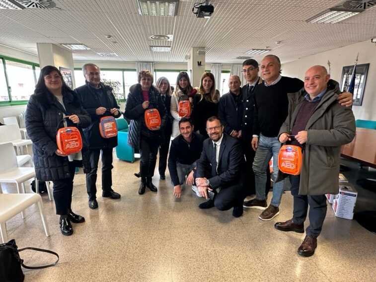 Matera, donati trenta defibrillatori negli istituti scolastici cittadini