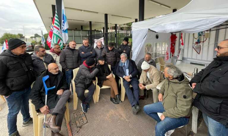 Baritech, Emiliano al presidio dei lavoratori: «La resistenza continua» – VIDEO