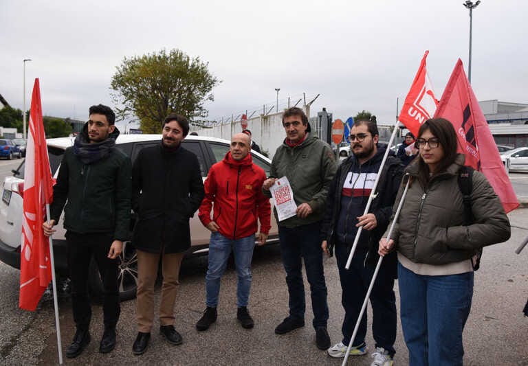 Verso lo sciopero generale, studenti e operai uniti: a Bari volantinaggio davanti alla Bosch – VIDEO