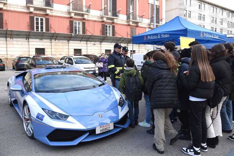 La Polizia stradale celebra i 75 anni con un annullo filatelico e nuovi mezzi – VIDEO