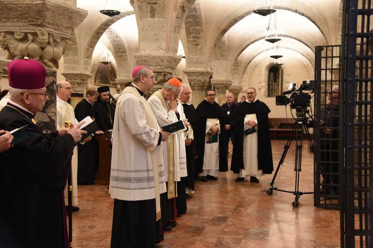 Cattolici e ortodossi in preghiera per la pace a Bari, Zuppi: «Le lacrime ucraine sono anche le nostre» – VIDEO