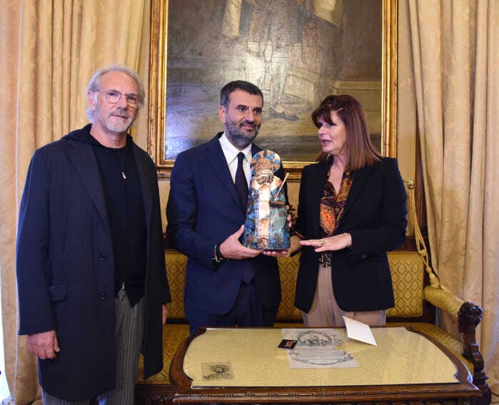 Bari, consegnato il “Nicolino d’Oro”. E per Decaro un’opera dedicata al Patrono – FOTO e VIDEO