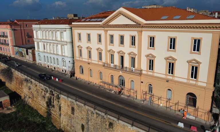 Taranto, smontata l’impalcatura a Palazzo Amati: la nuova facciata risplende sul Mar Grande Taranto, smontata l’impalcatura a Palazzo Amati: la nuova facciata risplende sul Mar Grande