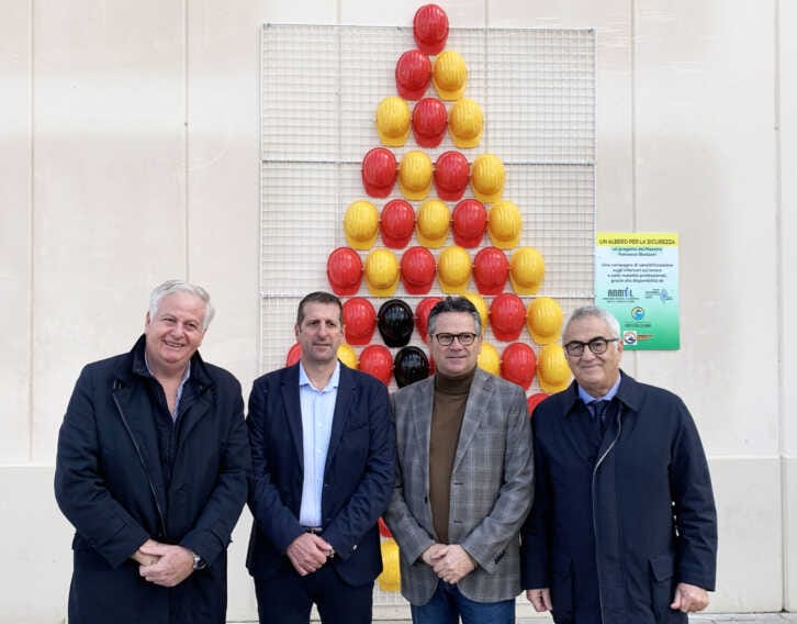 Taranto, “Sosteniamoli subito”: l’albero di Natale contro gli infortuni sul lavoro