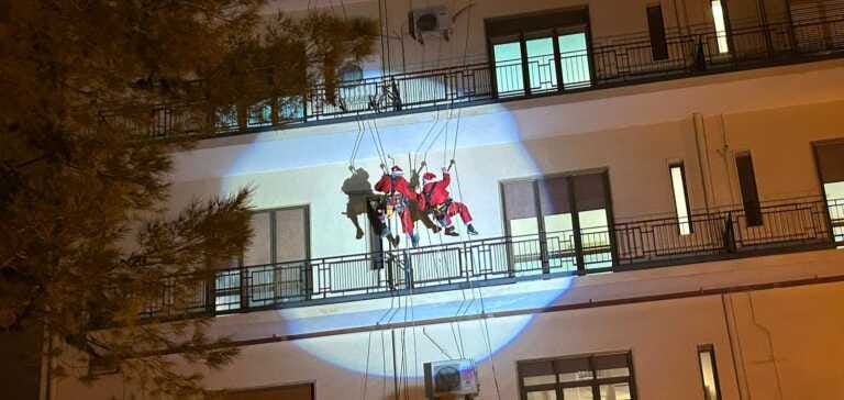 Babbo Natale acrobatico porta sorprese, sorrisi e doni ai piccoli della Pediatria a Taranto
