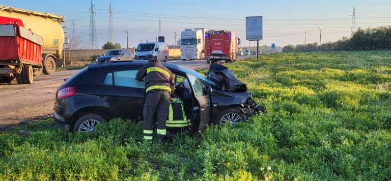 Auto contro un trattore sulla provinciale tra Andria e Canosa: grave un 32enne
