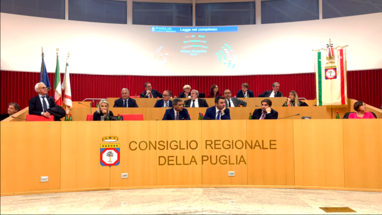 Regione Puglia, bufera nel centrosinistra. Il Pd: «Salva-poltrone? Fatto grave»