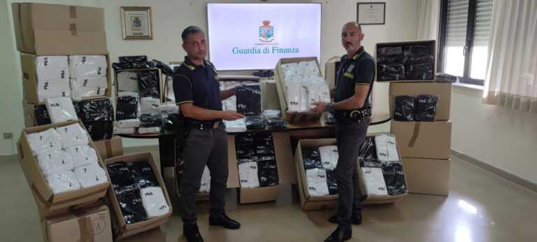 Produceva calze contraffatte impiegando percettori del Reddito di cittadinanza: chiuso opificio