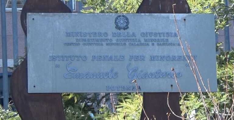 Potenza, tentativo di rivolta nel carcere minorile: feriti due agenti