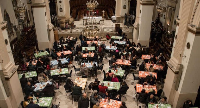 Una tavola imbandita per un Natale di inclusione e fratellanza: tornano “Le cene della solidarietà”