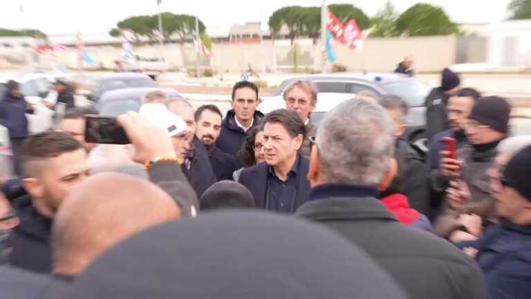 Baritech, Conte incontra i lavoratori in presidio: «Grazie di essere qui con noi»