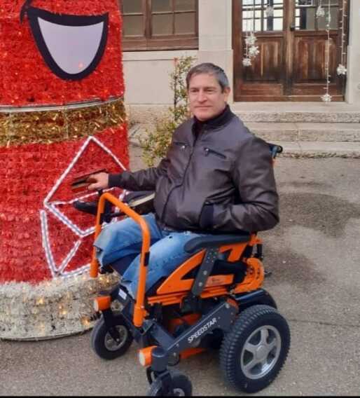 Raffaele tornerà a camminare, l’ex operaio costretto sulla sedia a rotelle è riuscito finalmente ad acquistare due protesi