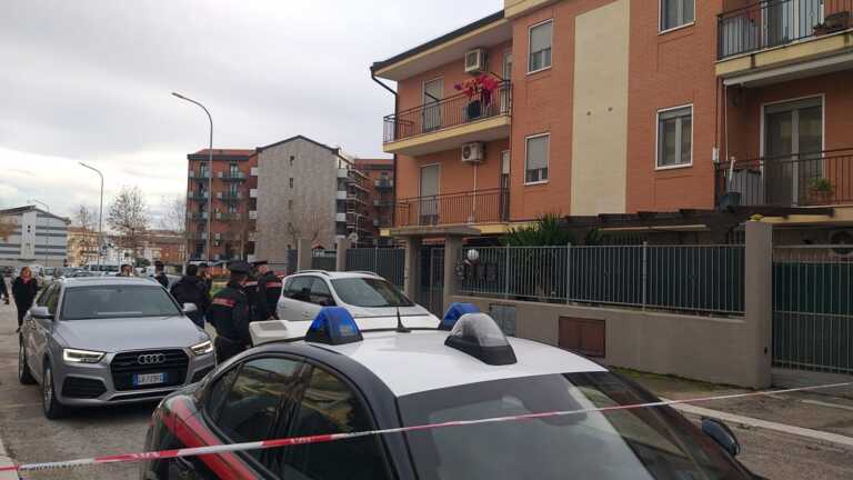 Femminicidio ad Apricena: spara alla moglie e si barrica in casa, poi si costituisce – VIDEO
