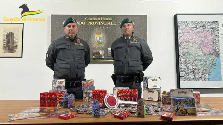 Galleria foto 'Giochi contraffatti e accessori di contrabbando per fumatori: 200mila prodotti sequestrati a Matera' - foto 1