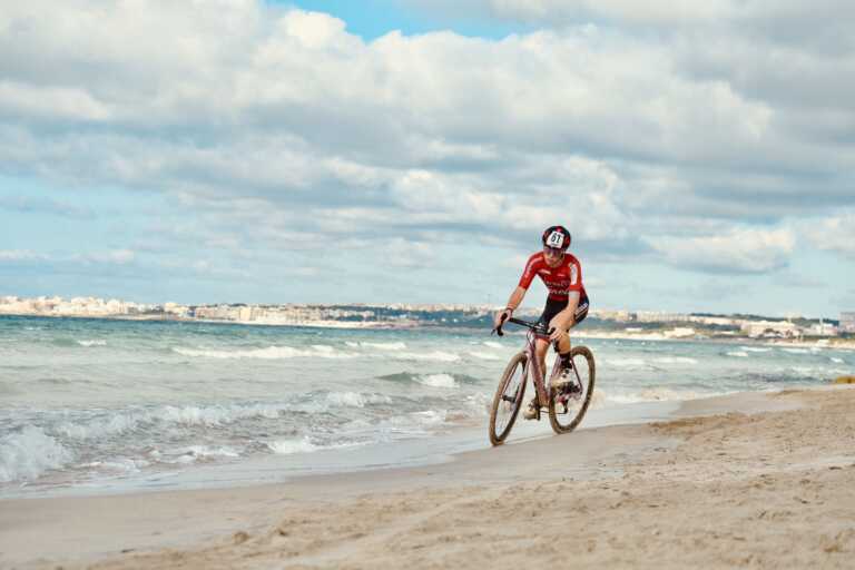 Fango, sudore e spettacolo al Giro d’Italia ciclocross: parata di maglie rosa a Gallipoli